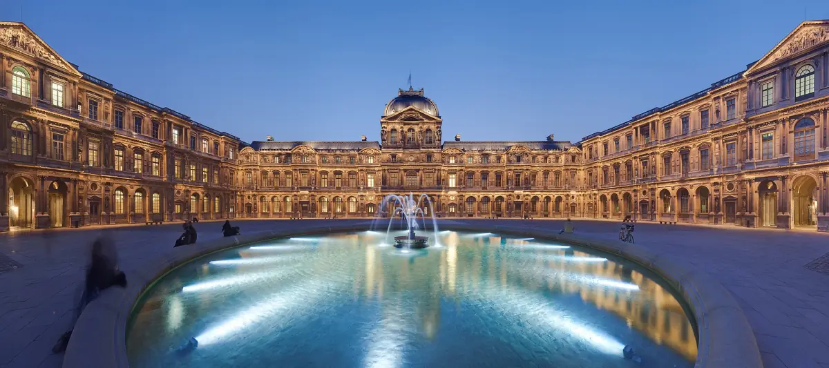 Die Cour Carrée des Louvre-Palasts bei Nacht
