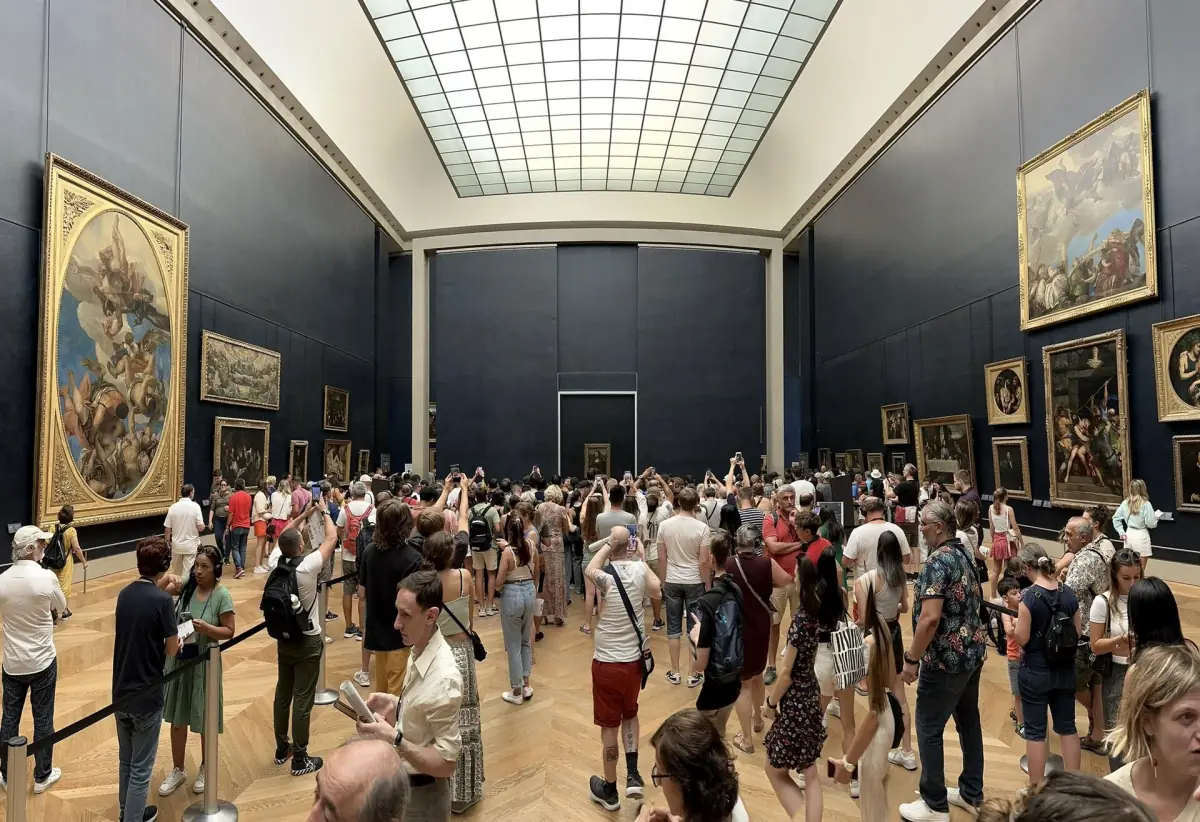 Besucher in der Schlange im Saal der Mona Lisa