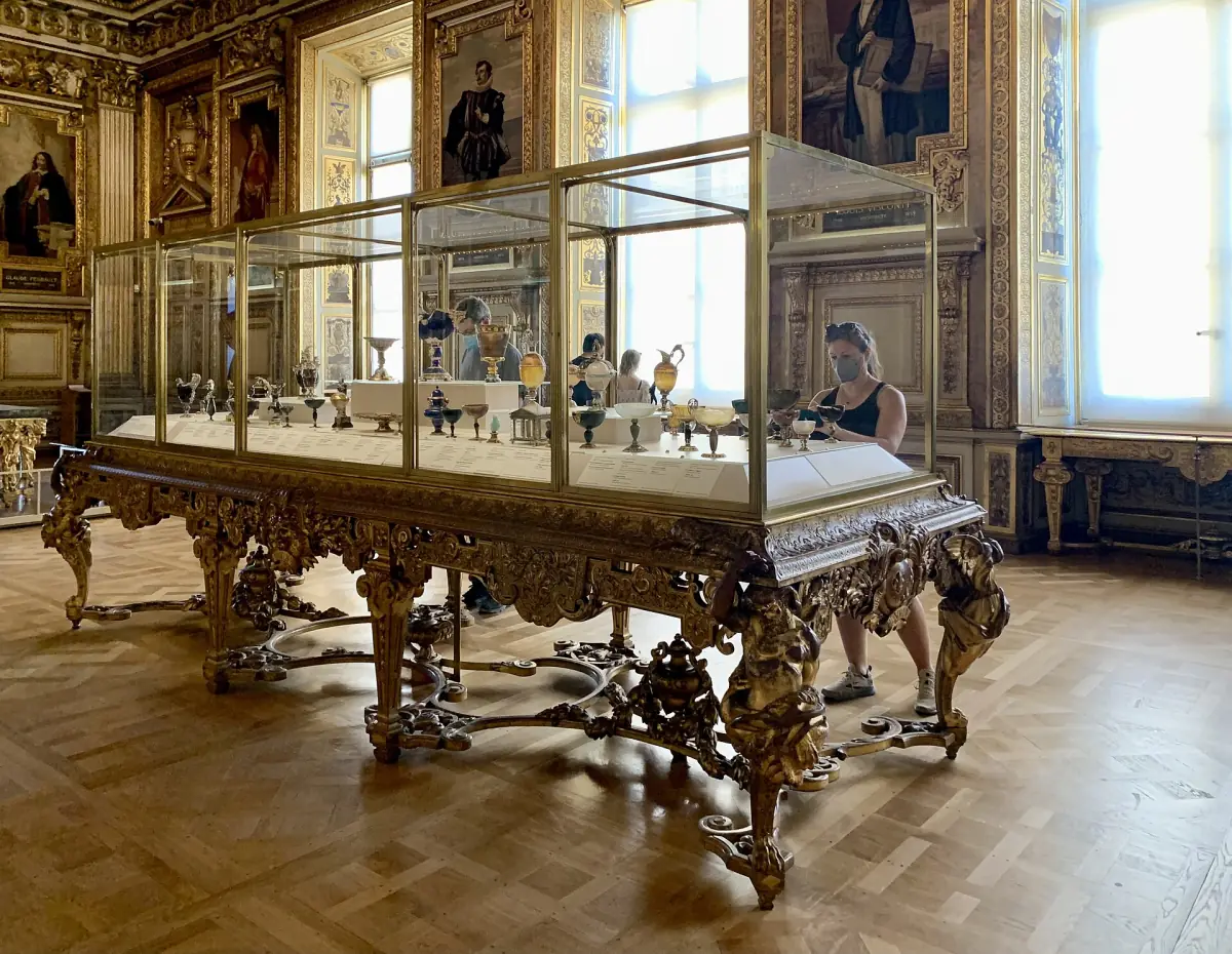 Eine Vitrine in der Galerie d'Apollon