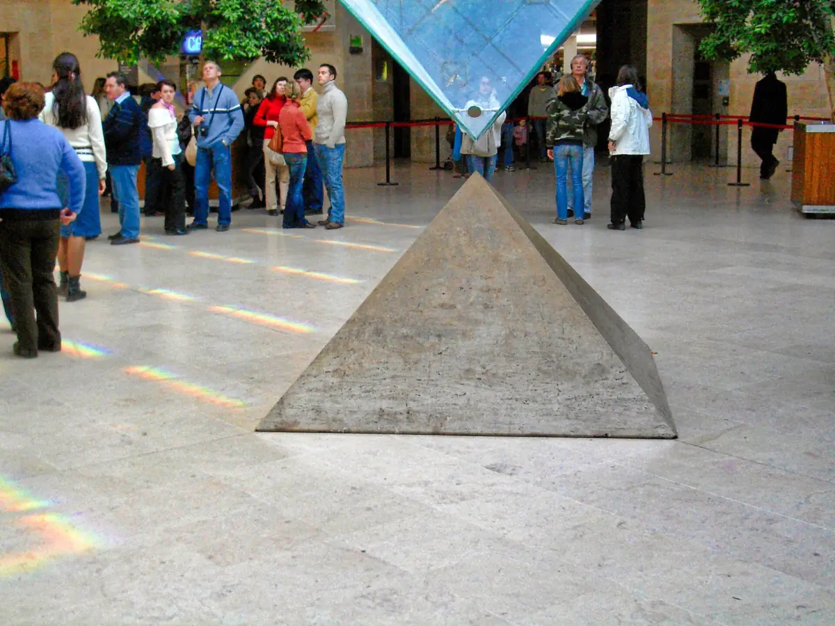 Die umgekehrte Pyramide im Carrousel du Louvre