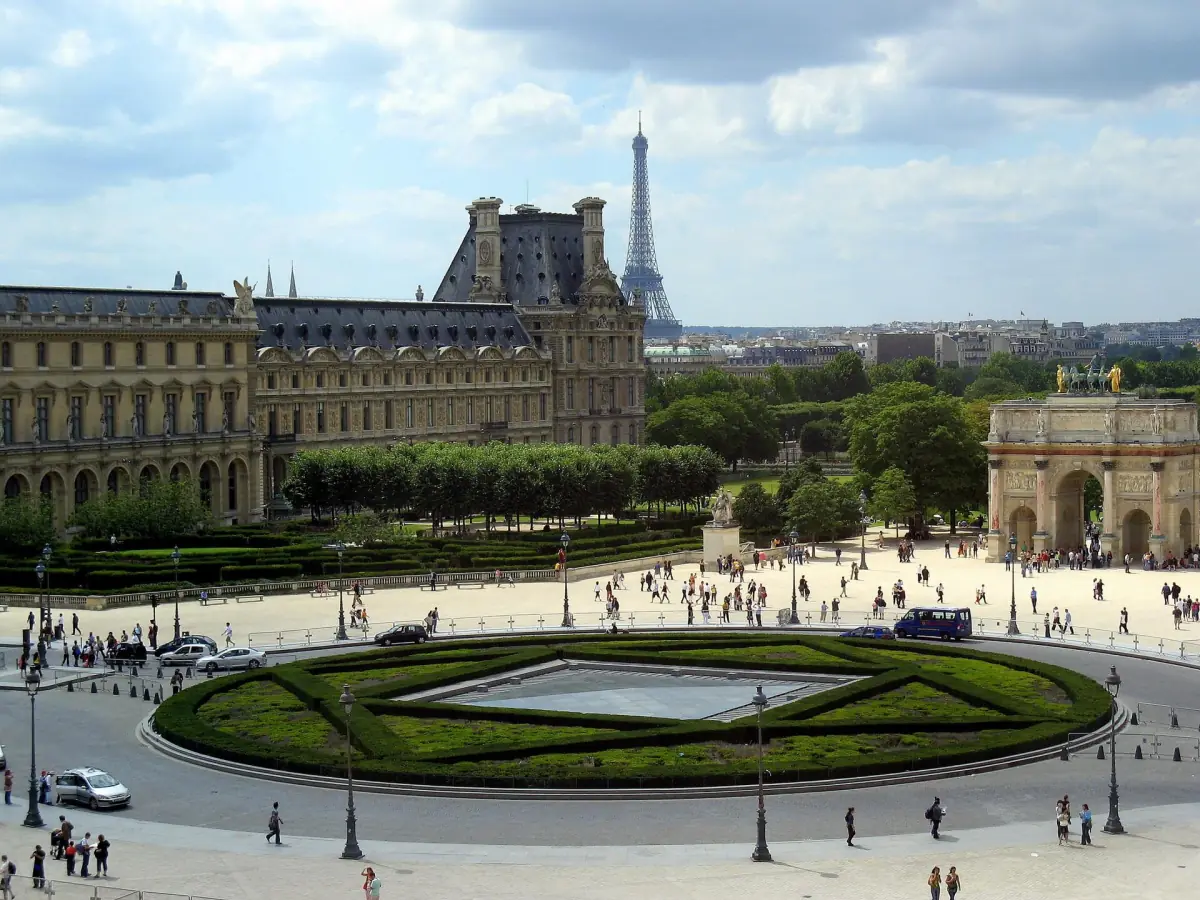 Die Place du Carrousel und die Tuilerien