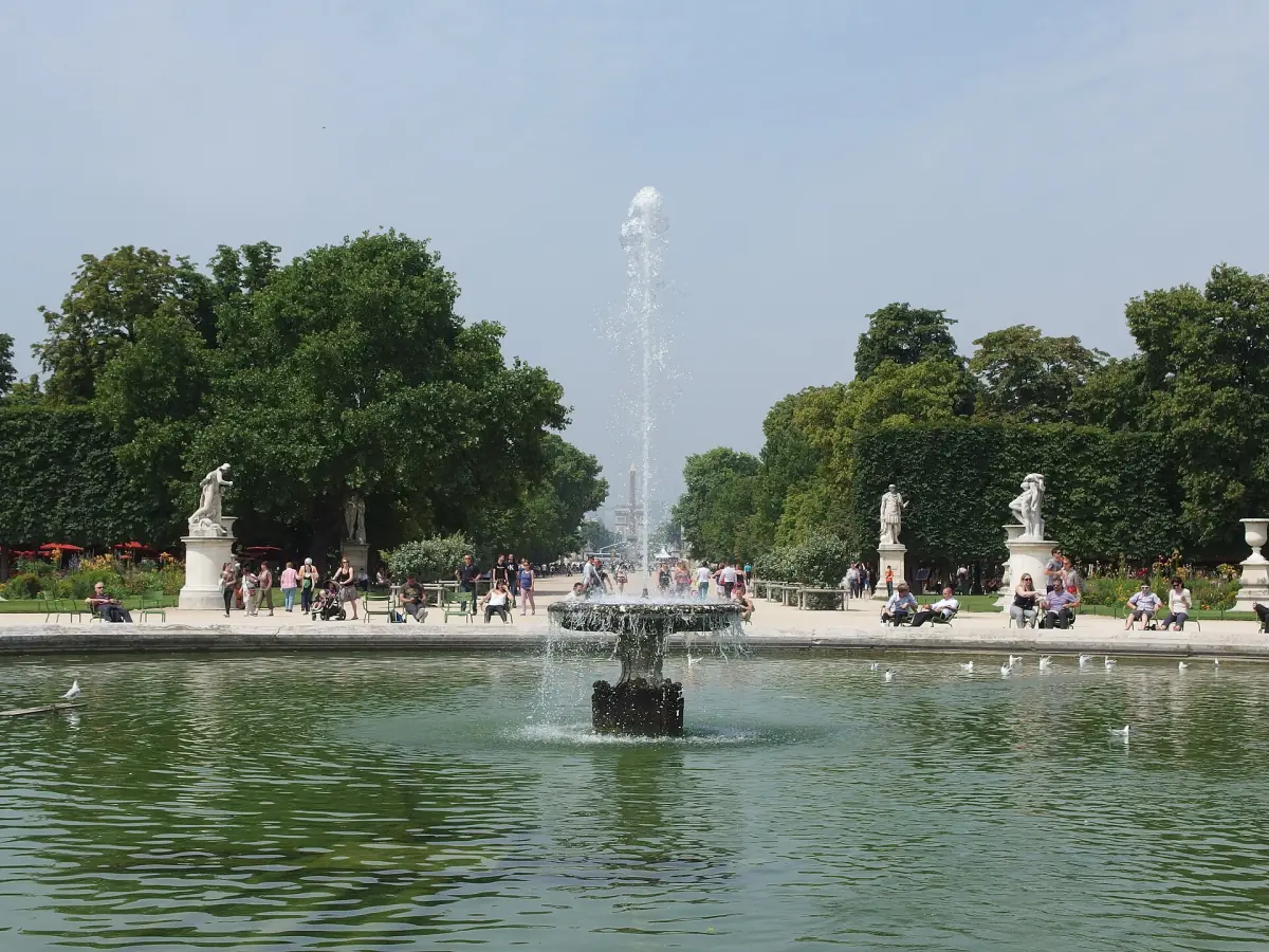 Das runde Becken mit Fontäne in den Tuilerien
